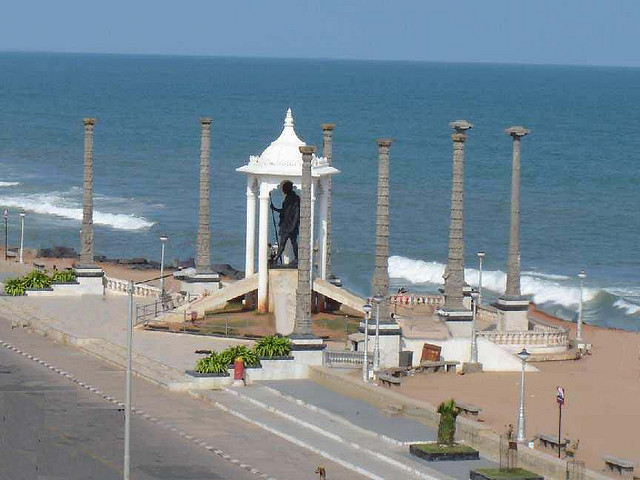 pondicherry-gandhi-beach-statue